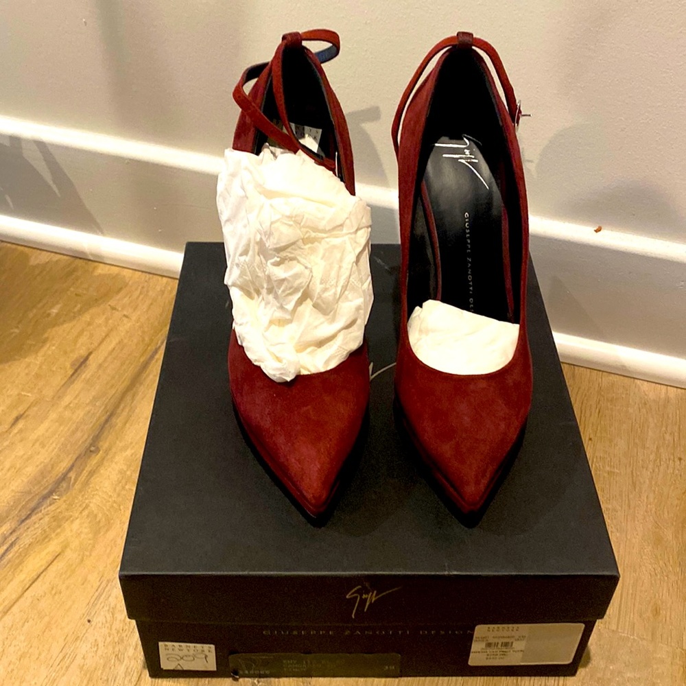 Wine Giuseppe super cute never worn comes with dust bag and box